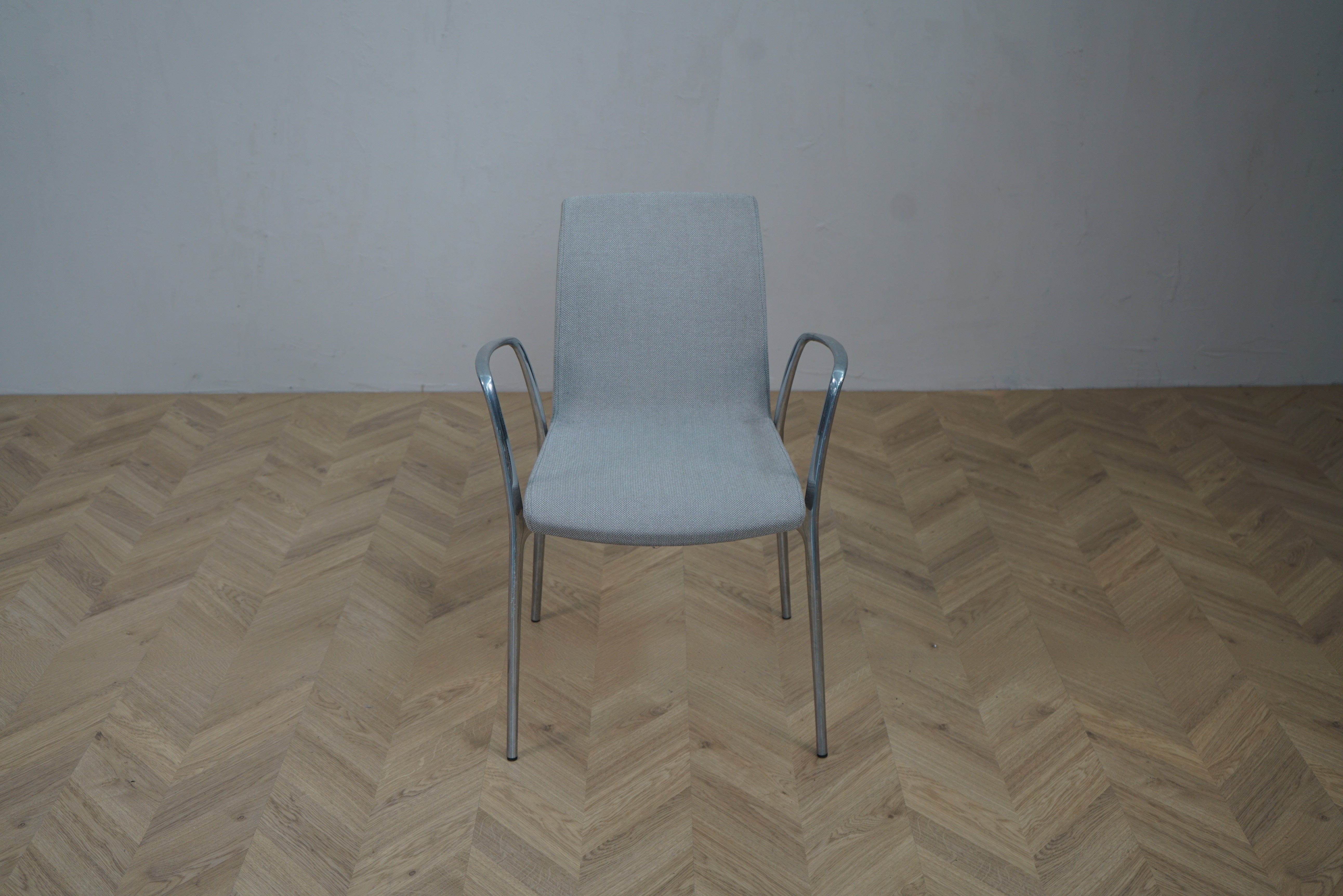 Akaba Gorka konference stol i grå med 45 cm siddehøjde set forfra – fuldt polstret med elegant kromstel.